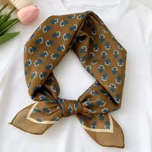 Gedetailleerd overzicht van retro bloemen katoen linnen vierkante sjaal, decoratief lint.