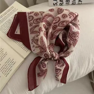 Gedetailleerd beeld van vintage paisley katoen en linnen kleine vierkante sjaal voor dames.