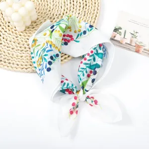 Gedetailleerd shot van een bloemenprint vierkante hoofddoek, frisse bessen nekdoek voor vrouwen.