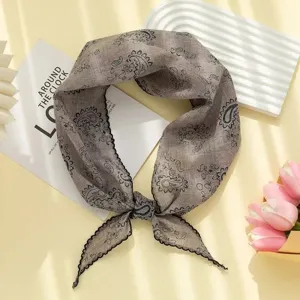 Gros plan sur le foulard triangulaire rétro cachemire avec une texture de tissu fine et élégante.