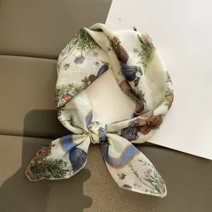 Detail van de bedrukte vintage vierkante sjaal met pastorale print, zachte comfortabele stof.