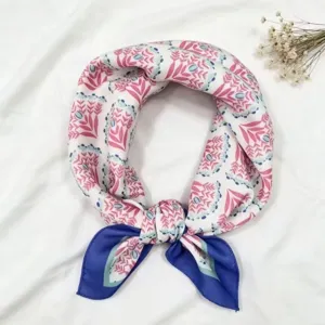 Detailweergave van de prachtige retro bloemenprint vierkante sjaal, elegant nekaccessoire.