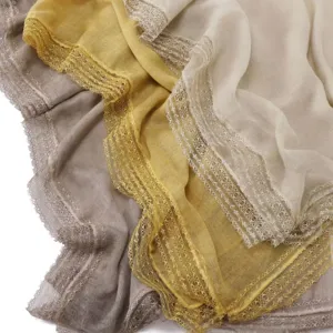 Detailansicht des einfarbigen Damen Schals mit Spitzensaum, weiche Gaze Textur Präsentation.