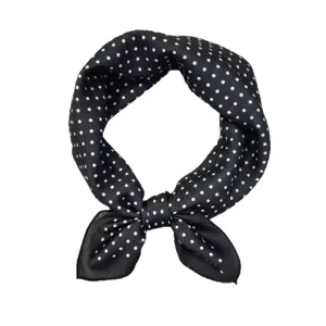 Retro zwarte stippen vierkante sjaal, stijlvol nekaccessoire voor gelaagde styling, hoofdaanzicht.