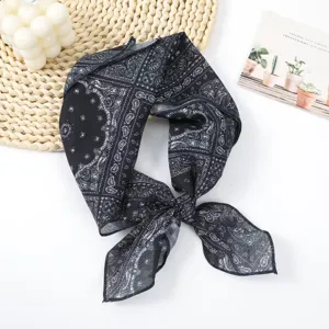 Foulard bandana carré en coton et lin motif paisley noir, léger et élégant pour femmes.