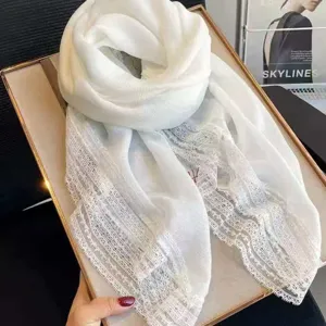 Weißer Spitzenbesatz Schal für Damen, eleganter leichter Modeschal für den Frühling.