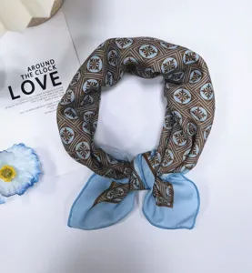 Blauwe en bruine geometrische bloemenprint vierkante sjaal voor dames elegant.