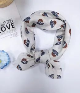 Gedetailleerde close-up van de stijlvolle bedrukte katoenen linnen vierkante sjaal.