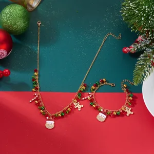 Primer plano de collar y pulsera de Navidad con Papá Noel, hombre de jengibre y cuentas