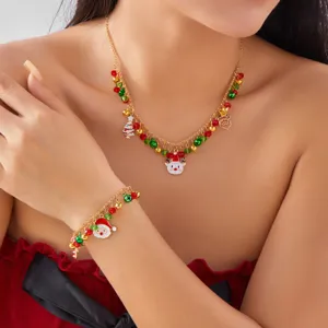Primer plano de un conjunto de joyas de Navidad con colgantes de Papá Noel y cuentas alegres.