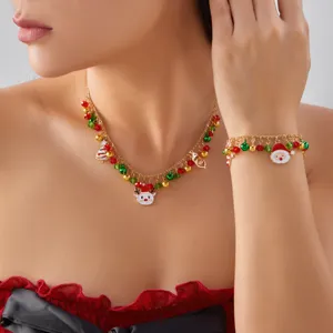Vista detallada del conjunto de collar y pulsera de Navidad con cuentas de colores.