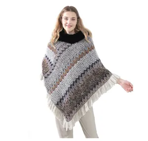 Damen Strickponcho mit Kunstfellkragen und Fransensaum im geometrischen Muster für Herbst