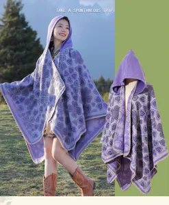 Detailansicht eines lila gestrickten Kapuzenponchos mit einem Herzmuster für Damen
