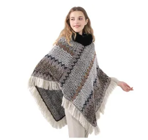 Detaillierte Ansicht einer Frau in einem Strickponcho mit Pelzkragen und Quasten