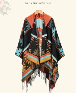 Detail eines böhmischen Ponchos mit Stammesmuster und Fransen am Saum am Kleiderbügel