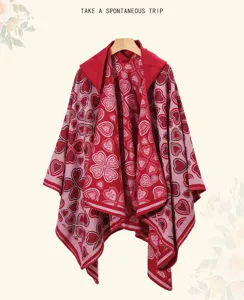 Detailansicht des Kapuzen-Strickschals mit ethnischem Herzmuster in Rot und Rosa