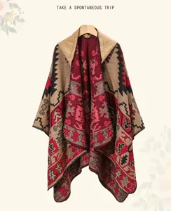 Détail d'un poncho à capuche de style ethnique pour femme avec motifs géométriques