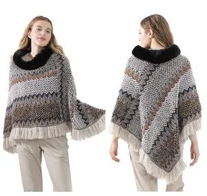 Gestrickter Pullover-Poncho mit Kunstpelzkragen und Quasten, Vorder- und Rückseite.