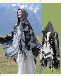 Bohemian Kapuzen-Poncho-Schal mit geometrischen Mustern und Fransen für Reisen