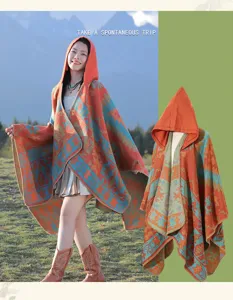 Modèle portant un poncho de style bohème à capuche orange et turquoise en extérieur.