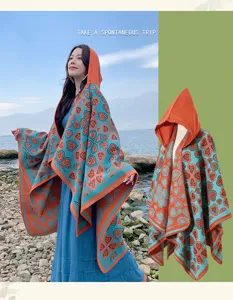 Detailansicht eines lebhaften Boho-Strickponchos mit Kapuze und ethnischen Herzmustern im Freien
