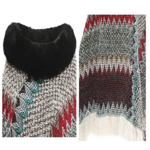 Detailansicht eines Winter-Strickponchos mit Kunstfellkragen und buntem geometrischem Muster