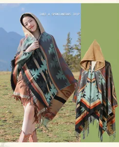 Detailansicht eines stilvollen böhmischen ethnischen Kapuzenponchos mit Fransen für Reisen