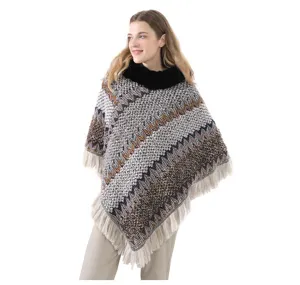 Warmer Winter-Strickponcho mit elegantem Kunstpelzkragen und modischen Fransen-Quasten