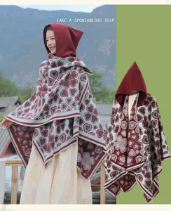 Ethno-Stil Kapuzen-Strickschal mit Herzmuster, präsentiert von einem asiatischen Model
