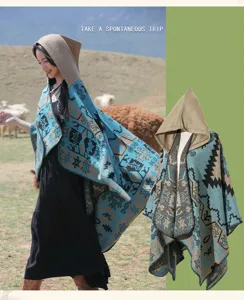 Vue détaillée d'un poncho ethnique à capuche aux motifs géométriques, idéal pour les voyages.