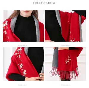 Detailaufnahmen von eleganten Pflaumenblütenstickereien und Quasten an einem roten Strickschal