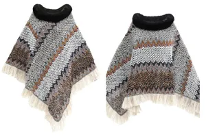 Detaillierte Ansicht eines Strickponchos mit Pelzkragen, Fransen und Zickzack-Muster