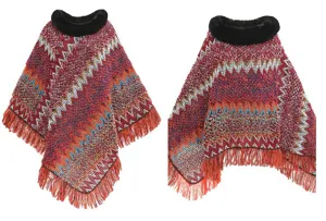 Detailansichten eines Strickschals mit schwarzem Pelzkragen und buntem Zickzack-Muster