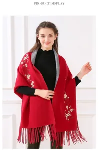 Eleganter roter Strickschal mit zarten Pflaumenblüten-Stickereien und Fransenverzierung
