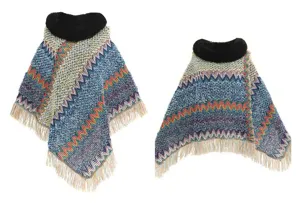 Detailansicht eines gestrickten Ponchos mit schwarzem Fellkragen und buntem Zickzackmuster.