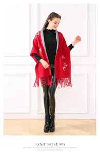 Rotes gesticktes Strick-Poncho-Cape mit elegantem Blumenmuster und Fransen
