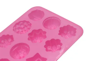 Nahaufnahme der rosa Silikon Blumenform im Detail, zeigt verschiedene Vertiefungen.