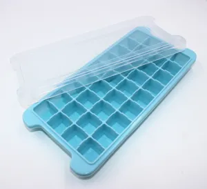 Detalle en primer plano de la cubitera de hielo azul con tapa de plástico transparente.