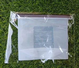 Dettaglio della borsa di conservazione in silicone con scala graduata e chiusura ermetica.