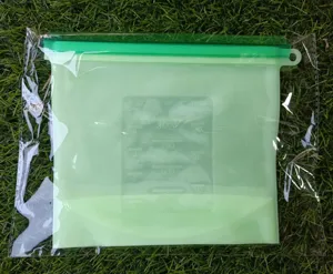 Sacchetto di conservazione in silicone alimentare con tacche di capacità e cursore verde in dettaglio.