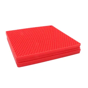 Vista dettagliata del tappetino isolante in silicone rosso a nido d'ape, sottopentola.