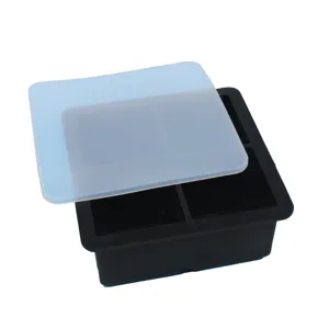 Detalle de una bandeja para cubitos de hielo cuadrada de silicona negra con tapa translúcida