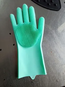 Siliconen afwashandschoen detail met dichte borstels en flexibel groen materiaal.