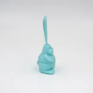 Silikon Kaninchen Teeinfasser Detailansicht mit blauem Tier Design und langem Oehrchen.