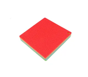 Primo piano dettagliato del tappetino isolante termico in silicone alveolare quadrato impilato.