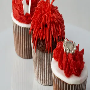 Nahaufnahme von festlich rot verzierten Cupcakes aus einer Silikonbackform