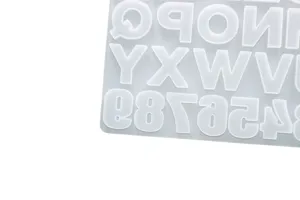 Gedetailleerd overzicht van de siliconen mal met letters en cijfers voor DIY hars.