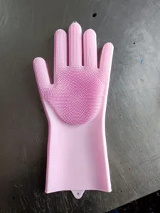 Roze siliconen afwas handschoenen met schrob borstelharen voor handige keukenreiniging.