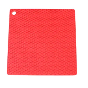 Dettaglio sottopentola quadrato in silicone rosso alveolato, tappetino isolante antiscivolo.
