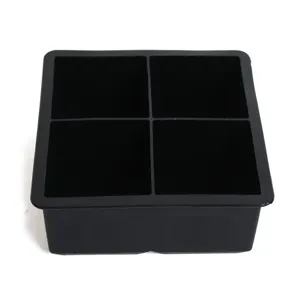 Vista dettagliata del vassoio per cubetti di ghiaccio in silicone nero a 4 griglie flessibile.